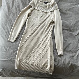 Tahari sweater dress size medium in beige